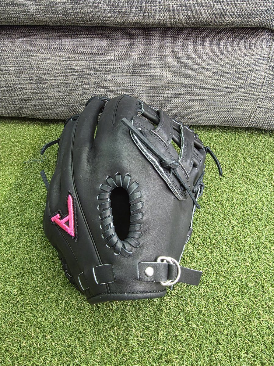 ask42894's tweet photo. 【軟式用外野手グラブ】
ライナーバックグローブです。
二本指パカパカ系グラブ。

すぐに使えるように仕上げました。

お問い合わせ、
相談はラインから受け付けてます。
↓↓↓↓↓
https://t.co/K7B1AFbxhU https://t.co/6fxXHtRrsN