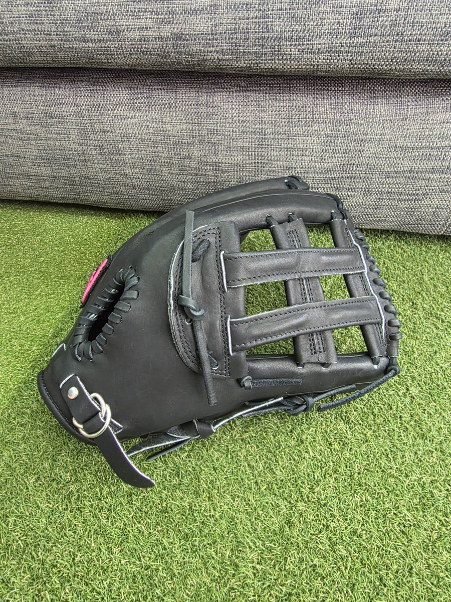ask42894's tweet photo. 【軟式用外野手グラブ】
ライナーバックグローブです。
二本指パカパカ系グラブ。

すぐに使えるように仕上げました。

お問い合わせ、
相談はラインから受け付けてます。
↓↓↓↓↓
https://t.co/K7B1AFbxhU https://t.co/6fxXHtRrsN