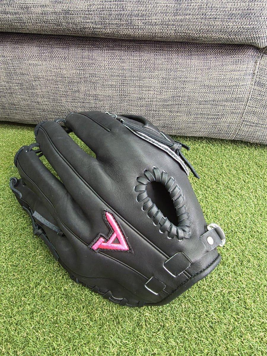 ask42894's tweet photo. 【軟式用外野手グラブ】
ライナーバックグローブです。
二本指パカパカ系グラブ。

すぐに使えるように仕上げました。

お問い合わせ、
相談はラインから受け付けてます。
↓↓↓↓↓
https://t.co/K7B1AFbxhU https://t.co/6fxXHtRrsN