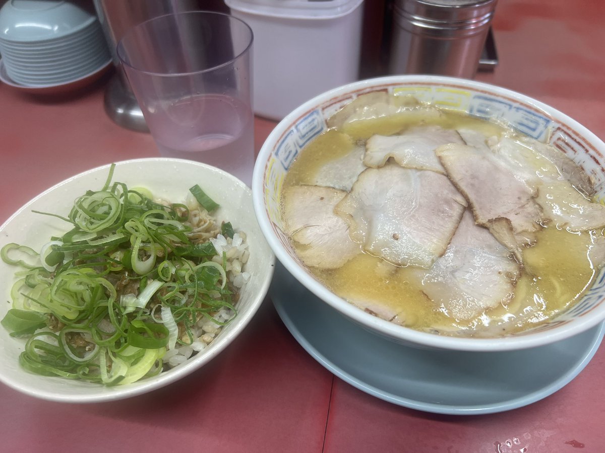 lj_8ch's tweet photo. 大阪住之江区の、天天有さん食べてきたよ！
チャーシュー麺と、チャーシュー丼ミニ。
まずはプースーを。
一口目の感想、甘い！
鶏油の香りと甘みがいい感じ。細麺なので伸びやすいけど😂
毎週住之江に居るのに、やっと食べれたので満足😊
#天天有大阪住之江
#天天有 https://t.co/ZYl1ekBcHF