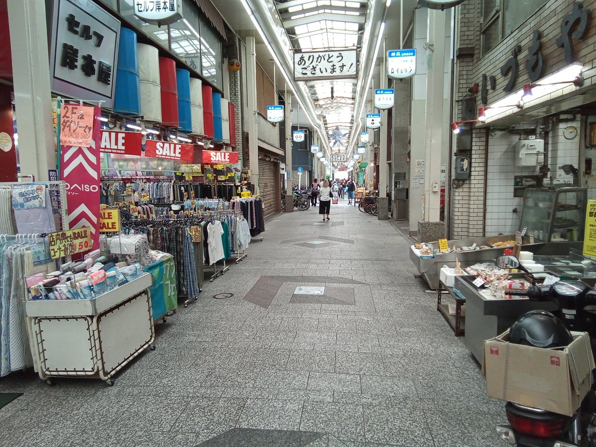 demachiself's tweet photo. 桝形村に帰ってきました。先日の総会も終わり私は正式に理事を降りる事になりました。これからは体をケアしながら仕事もボチボチ頑張ります。今日はダイソーの看板の事で京都新聞が取材に来ます。なんでも以前にこの看板の事でXにあげたのが取材理由だそうです。SNSって怖いね((ﾟДﾟll)) https://t.co/MAnbQtBOXV