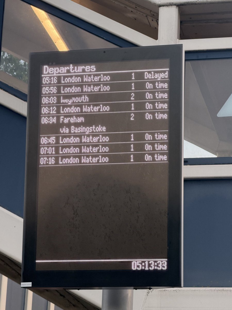 NQuick4056's tweet photo. @SW_Help what’s your excuse today? 

It’s not hot, there are no leaves on the line, trains crews can’t be displaced as it’s the first train you’re running. #notagoodstart @swtrains_watch https://t.co/xzQECKqJWa