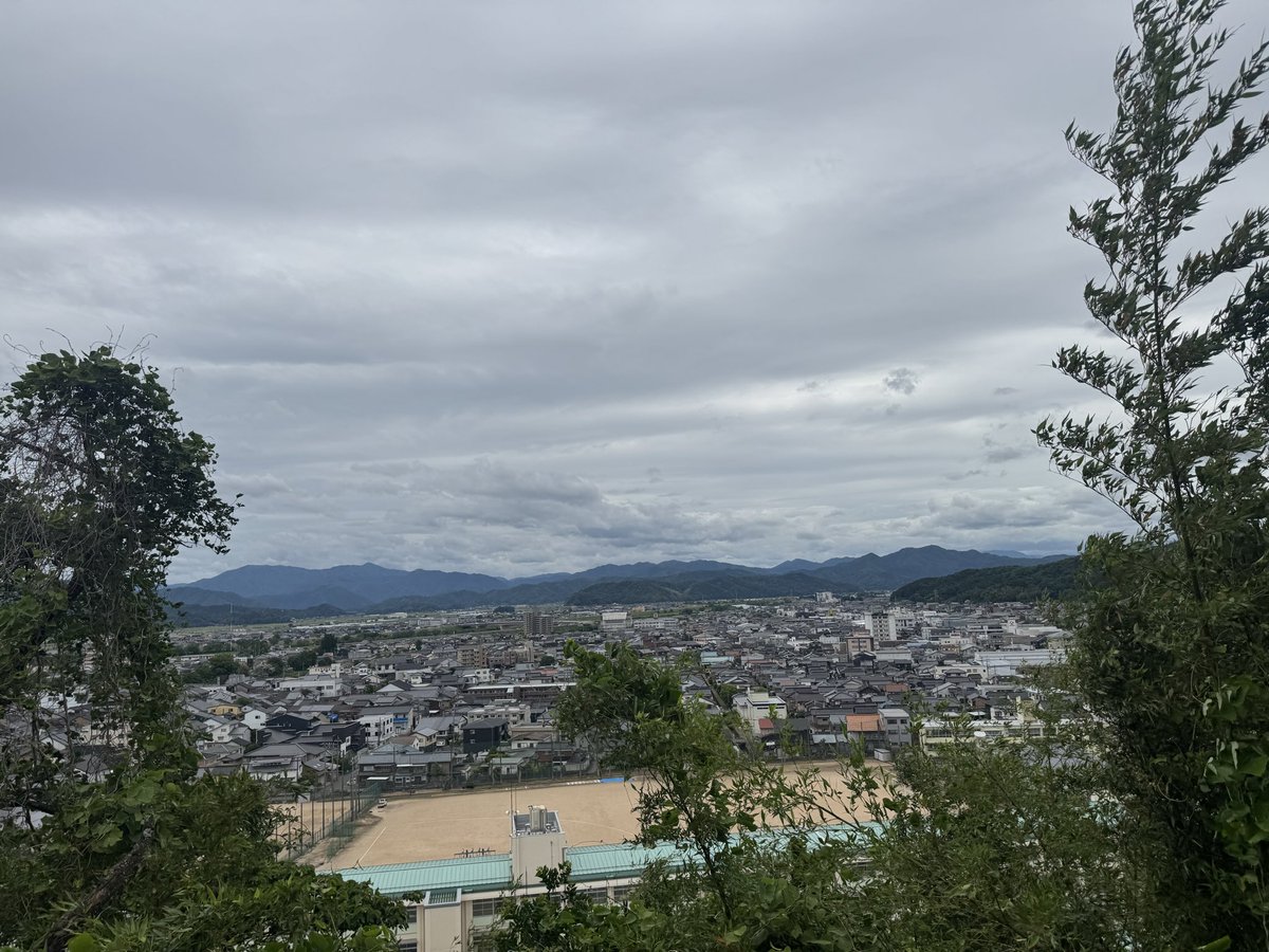 trailbell123's tweet photo. 列車の待ち時間もあるので、

豊岡城跡を散策して、

眺望から市内を見下ろす、

何度も向こうの山を越えて来たんや、

丹後は遥か彼方

雰囲気の良い喫茶店で休憩 https://t.co/XtMTAnxEWg