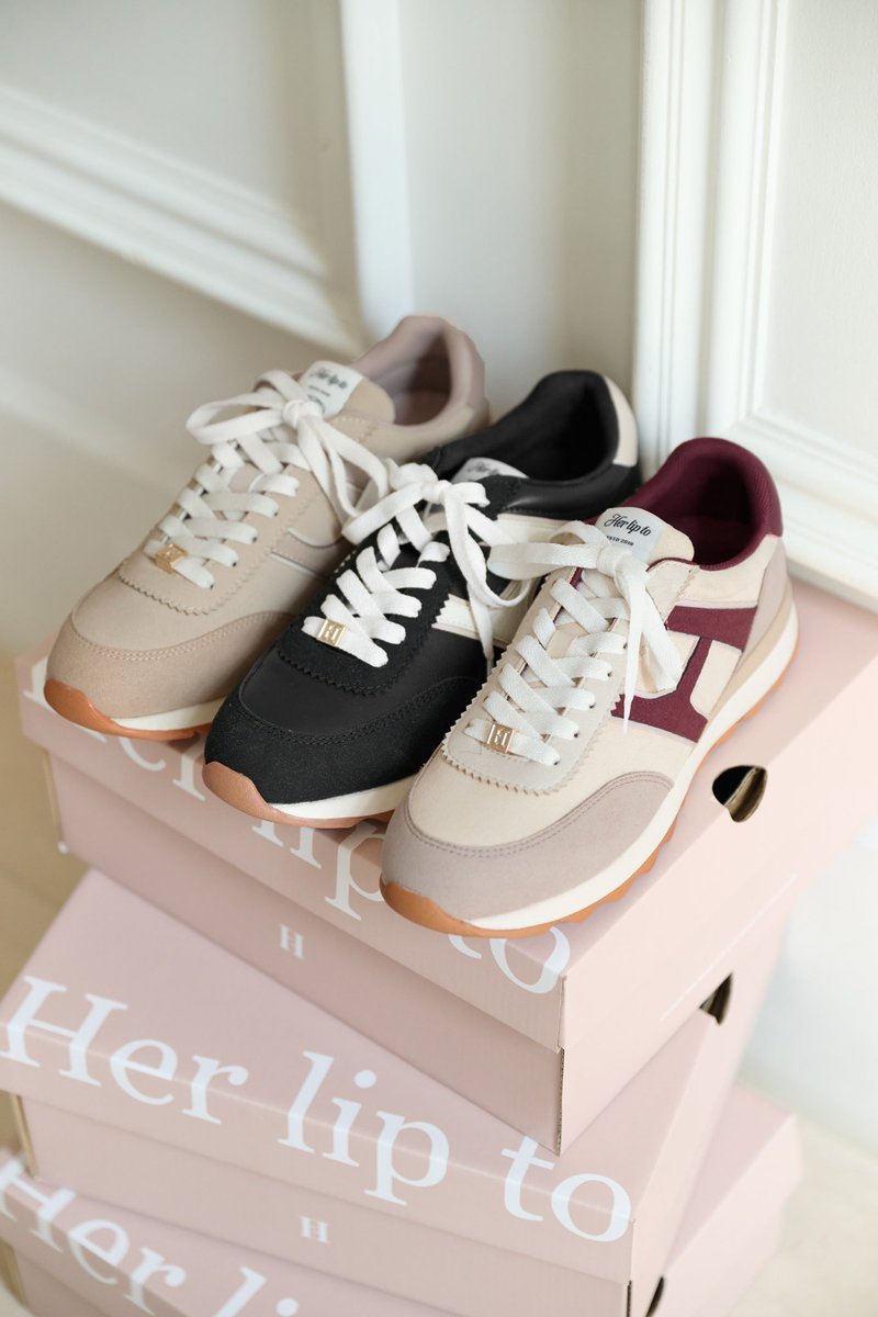 hrm_hlt's tweet photo. #herlipto
ダリアが再入荷✨していたの2buy10%offでクラシックスニーカーのベージュも。

Le City HLT Sneakersよりかなりすっきり細身フォルムで、シューレースパーツ、足長ソールで繊細かつスタイルアップ。スニーカー似合いにくい(骨格ウェーブ×顔タイプフェミニン)けどこれは2足目です。 https://t.co/3uPFu34FKo