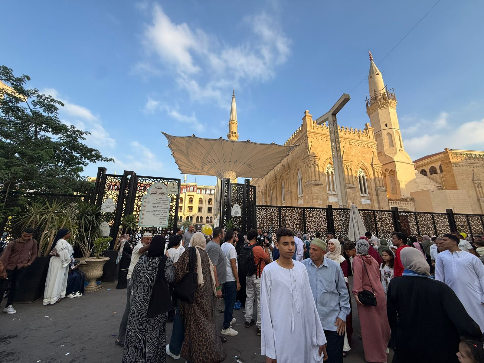 فرحة العيد.. العائلات يحتفلون بعيد الأضحى أمام مسجد الحسين 