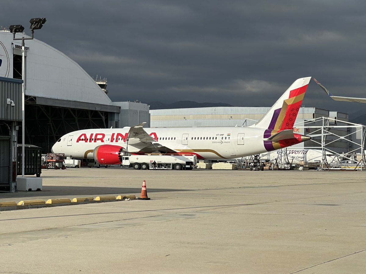 Vinamralongani's tweet photo. .@airindia's 2nd retrofitted B787-8, VT-ANP is now painted in the new livery and looks fabulous 😍 
This photo was taken today by Michael Ing as the aircraft exited the paint hangar in San Bernardino, USA.
It is all set to fly to Delhi and enter commercial service.
#AvGeek https://t.co/IGxTFVhOUt