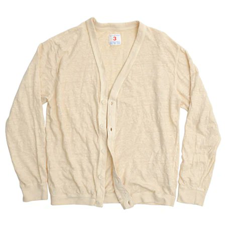 UES_CLOTHING's tweet photo. リネン100％のUESオリジナル天竺で作ったカーディガン。軽い着心地で夏場Tシャツの上から羽織るのに重宝します。リネン素材の特徴である生地表面のネップやムラ感、発色は綿素材とは明らかに異なる独特のもの。繊維として強度があり、水に強く、汚れが付きにくいのも魅力です。https://t.co/WcLuKed5fg https://t.co/hUqSSVEw0k