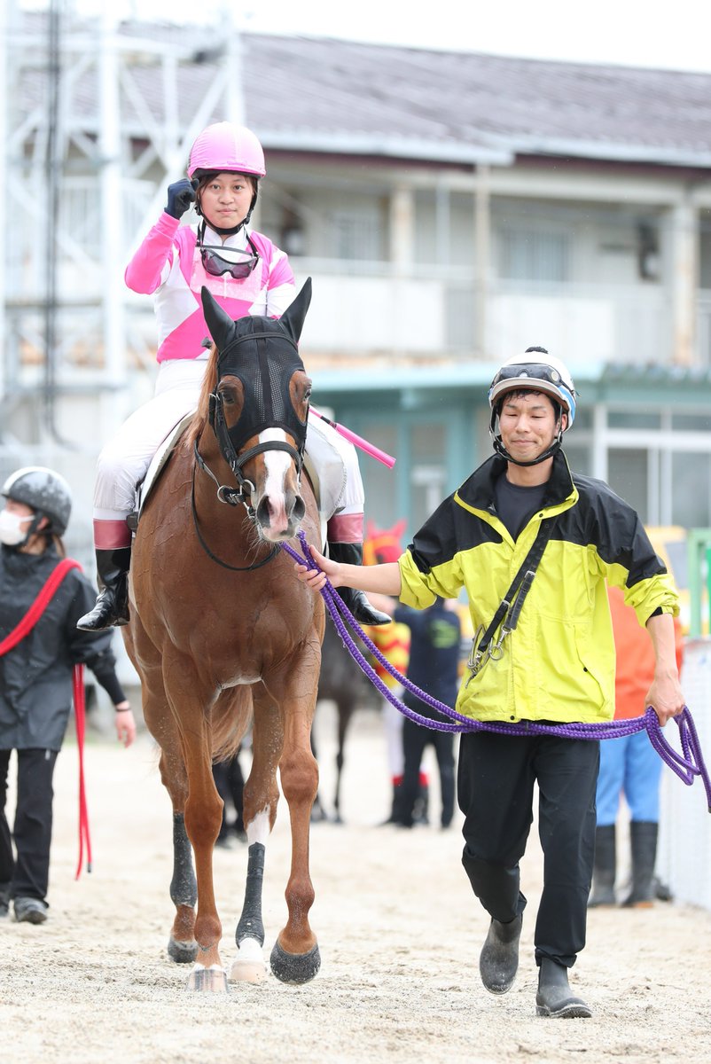 sponichikeiba's tweet photo. 【#阪神アーバン競馬】
勢いが止まりません！6Rで #フィオリーノ に騎乗した #塩津璃菜 騎手が1着となり、開催日5日間連続勝利で今年11勝目🥇
昨年の自己最多年間15勝を半年で上回れそうな好調ぶりです💪
この後はメイン11Rの #ウォルラス に騎乗します🐴 https://t.co/O27pj0RuDm