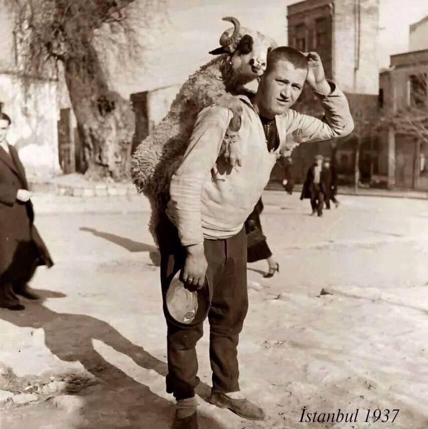 wana_visualss's tweet photo. 🇹🇷 Eid al-Adha in Istanbul, Türkiye, 1937 https://t.co/b2dz67wAMh