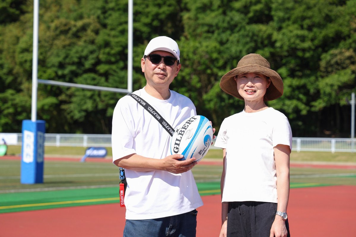 BIG_BLUES_RUGBY's tweet photo. ＼5/17 ゼロウェイストマッチ開催♻️🏉／

5月17日の八千代市総合グラウンドでのホームゲームでは���
BIG BLUES理事・宋が代表を務める
Social Bridge株式会社様にマッチスポンサーとしてご協賛いただき、
「ゼロウェイストマッチ」を開催しました！

廃食用油回収キャンペーンには、
地域の皆さまにもご参加いただき、持ってきていただいたご家族には
プロカメラマンによる撮影を行い、写真を提供いたしました��
“スポーツを通じて地域と環境をつなぐ”特別な1日となりました✨

＜Social Bridge株式会社 宋 代表 コメント＞

「ゲームパートナーをすることは、実は自分の中でうっすら憧れでもありました。
最初は“開催できれば十分”という気持ちもありましたが、実際には市民の方がチラシやSNSを見て、ラグビー観戦が初めてにも関わらず廃食用油を持って来てくださいました。

八千代市では以前から廃食用油回収に取り組まれており、その流れの中で今回の活動につながったことも大きな学びでした。

そして何より、会場で見た皆さんの笑顔から、家族にとって素晴らしい日曜日のきっかけになっていたことが本当に嬉しかったです。」

スポーツには、人と地域をつなぐ力がある。
改めてそう感じられる1日となりました。

ご来場・ご協力いただいた皆さま、本当にありがとうございました✨

#BIGBLUES八千代ベイ東京
#ゼロウェイスト
#SocialBridge
#ラグビー
#地域とともに
#スポーツの力
#八千代市