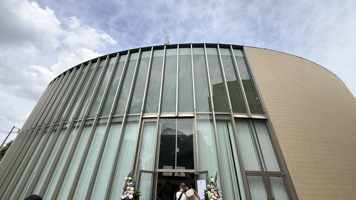 e_Aki's tweet photo. 今年もこの日が来ました。
同行の友人の都合もあり、いつもより早めに献花開始時間に伺いました。
あれから19年経ちましたが、こうして献花台を用意してくださるのはありがたいことです。
今日は泉水さんとZARDへの想いに浸ります。
#ZARD
#坂井泉水 https://t.co/MCXmsF6FSB