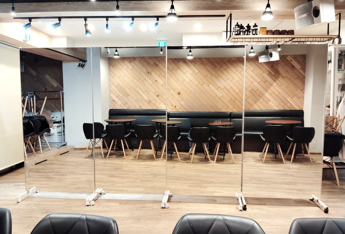 encuentro_event's tweet photo. 店舗で使用していたダンスミラーがレイアウト変更に伴い不要になりまして現在譲渡先を探しております。
詳しくはリプ欄リンクをご確認ください！
#ダンスミラー ＃ダンス https://t.co/zQnM8DlJ4U