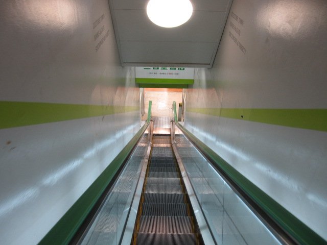 manaca371's tweet photo. 名古屋駅テルミナ地下2階にあった旧三省堂書店の写真はたくさんあるので、少しずつ上げていきます。

これは三省堂へ下るエスカレーター。

#名古屋 #三省堂書店 https://t.co/tdkZWJzF1N