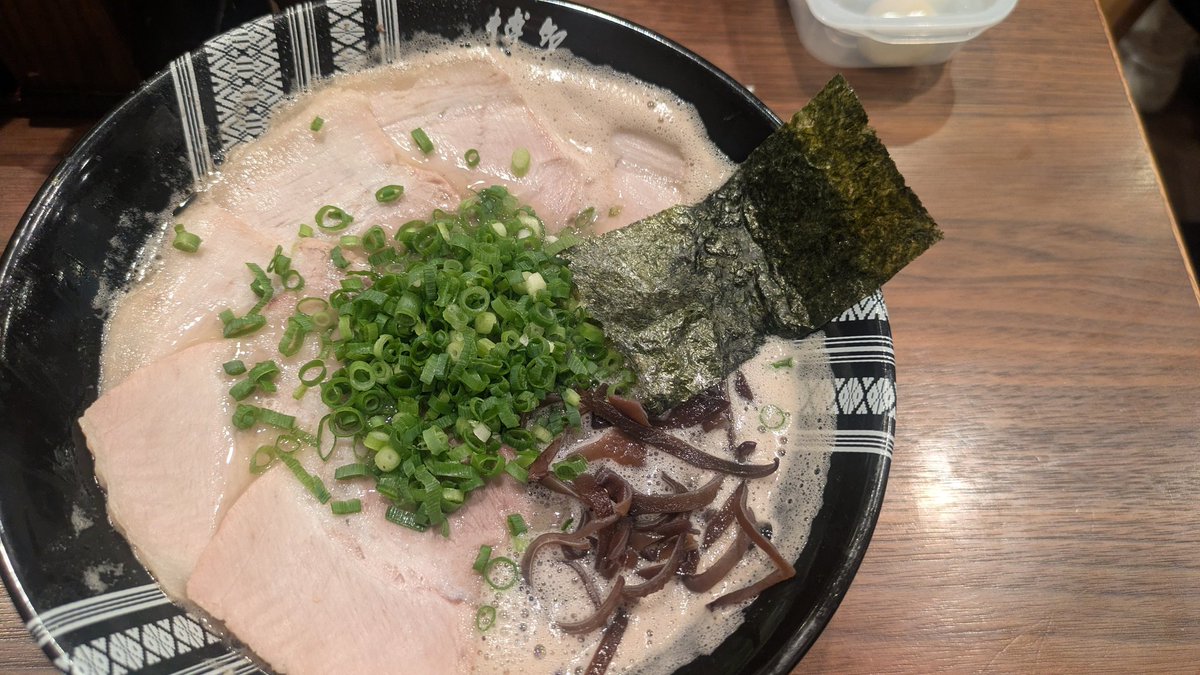 mendohren's tweet photo. 博多　一双
チャーシューメン　バリカタ
この豚のにおいがたまらない。
そして、熟成した旨味が押し寄せる。チャーシューもしっかり味があり、これも麺を加速させる。
替え玉必須。
とにかく定期的に食べたくなる一杯。
またきます。 https://t.co/p8fXZoS3dS
