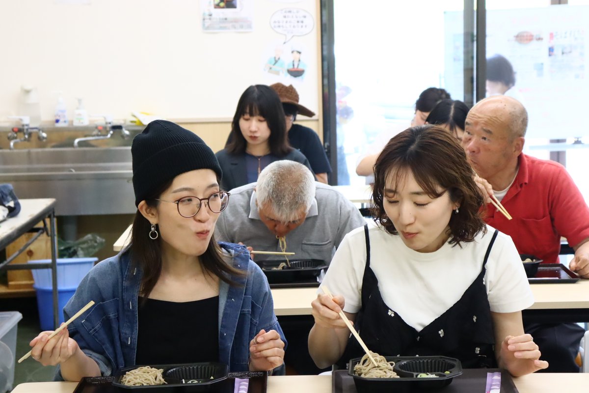 NihonmatsuCity's tweet photo. ◆岩代地域おこし協力隊～卒隊報告会～②◆
最後に､佐藤さんが打った #そば とそばクッキーがふるまわれ､訪れた方々がその成果を味わいました✨佐藤さんは､今後も岩代地域で #そば打ち を中心に活動していくとのこと!今後の活動にも期待です💪
#二本松 #移住 #移住
取材:秘書広報係 ℡0243(55)5096 https://t.co/aJwNmEjomj