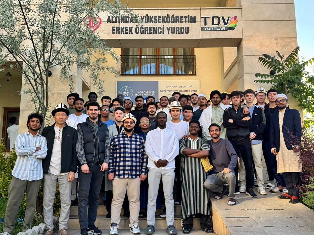 AnkaraTdv's tweet photo. Türkiye Diyanet Vakfı burslusu erkek öğrencilerimizle bayram namazı sonrası bayramlaşma programında bir araya geldik. Bayramın birlik, kardeşlik ve bereket iklimini hep birlikte yaşadık.
@DiyanetVakfi 
#tdv https://t.co/jRQ5PAx5Gb