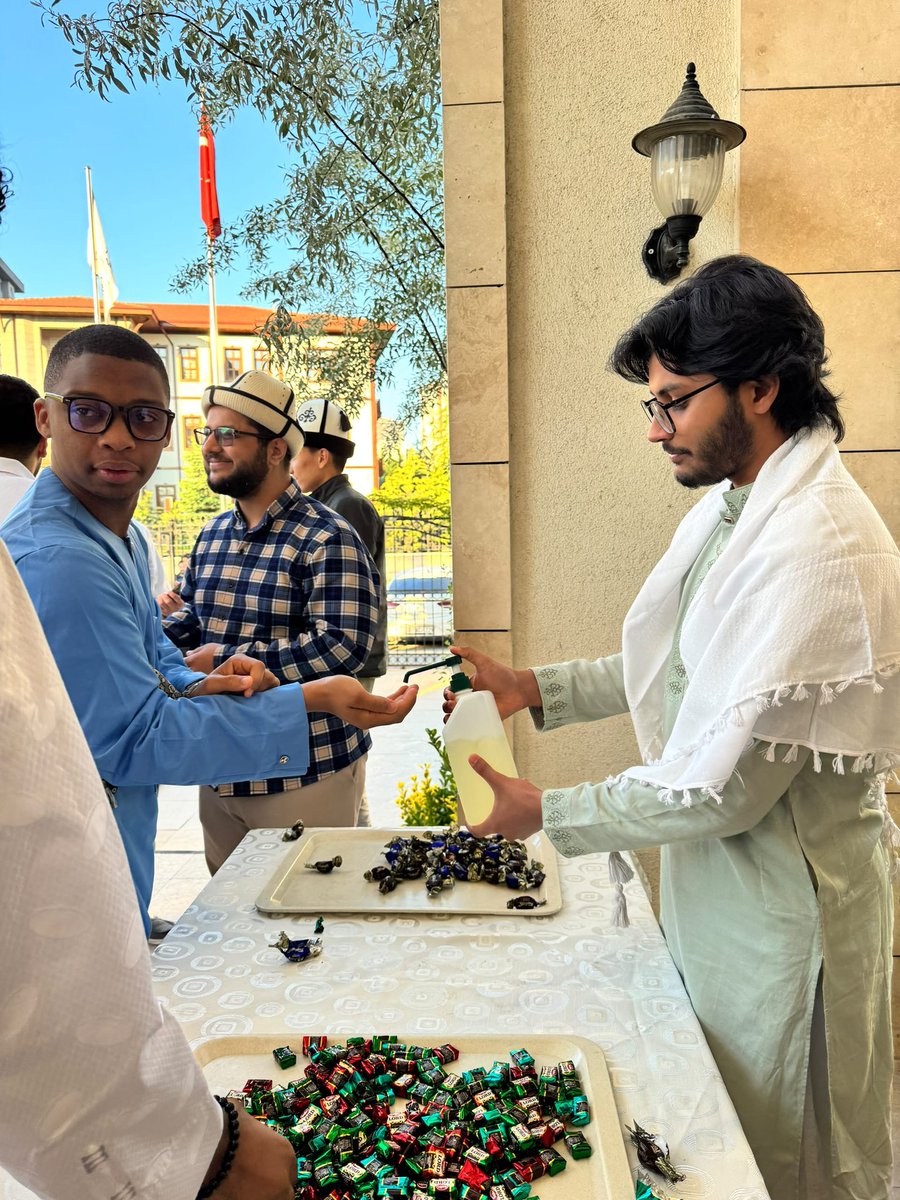 AnkaraTdv's tweet photo. Türkiye Diyanet Vakfı burslusu erkek öğrencilerimizle bayram namazı sonrası bayramlaşma programında bir araya geldik. Bayramın birlik, kardeşlik ve bereket iklimini hep birlikte yaşadık.
@DiyanetVakfi 
#tdv https://t.co/jRQ5PAx5Gb