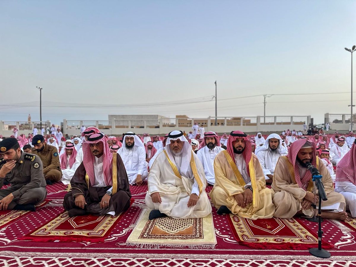 alsharif_4's tweet photo. #محافظ_أملج_نايف_المريخي يتقدم المصلين في صلاة #عيد_الأضحى بمصلى العيد، ويستقبل المهنئين من الأهالي والمسؤولين، سائلاً الله أن يديم على الوطن الأمن والرخاء. https://t.co/NmY27LC2HW