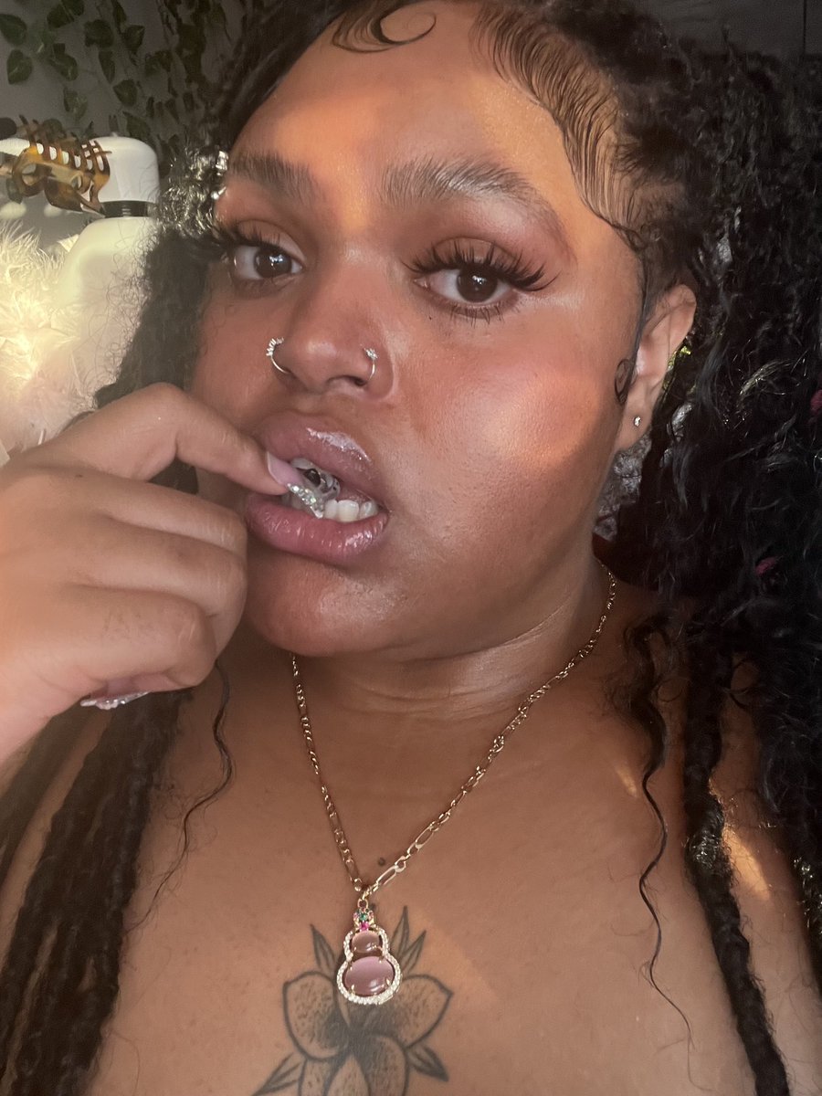 notpossiblemama's tweet photo. lost my heart to a demon ho, i’m gettin her back https://t.co/helSKZ2GcD