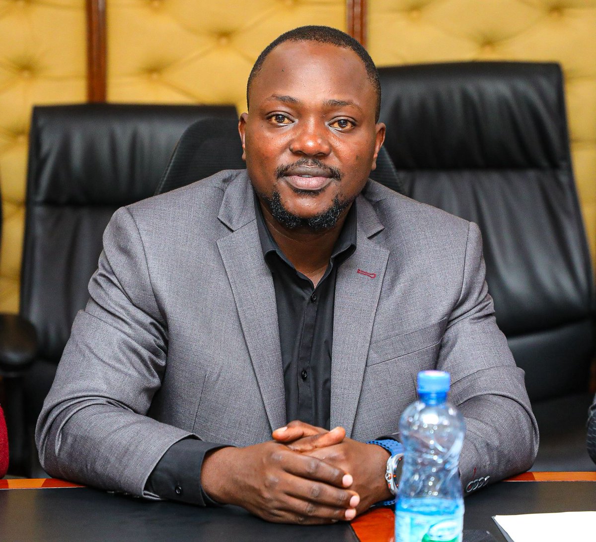 MiskellahMD's tweet photo. Give it to waziri @JohnMbadiN ,he is doing what every CS and PS should be doing:Explaining how the finance bill will affect their ministry or sector.....but I forgot that we now have cowards who fear the public like "koko".
William Ruto does not need enemies, he already has enough in his cabinet.
BIG UP MBADI,we notice the little efforts that acknowledge our fears,worries and questions.