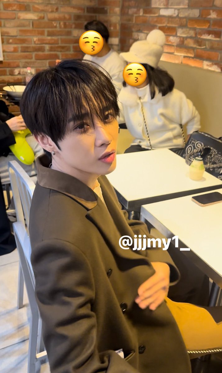njexc0_'s tweet photo. 何回も言うけどー、ファンがしれっと撮った無加工リアル画質で、骨格からアイドルと一般人との圧倒的な差を感じることが日常になってるオタクが一般人好きになれるわけないねん‼️ https://t.co/PgTduC74F2