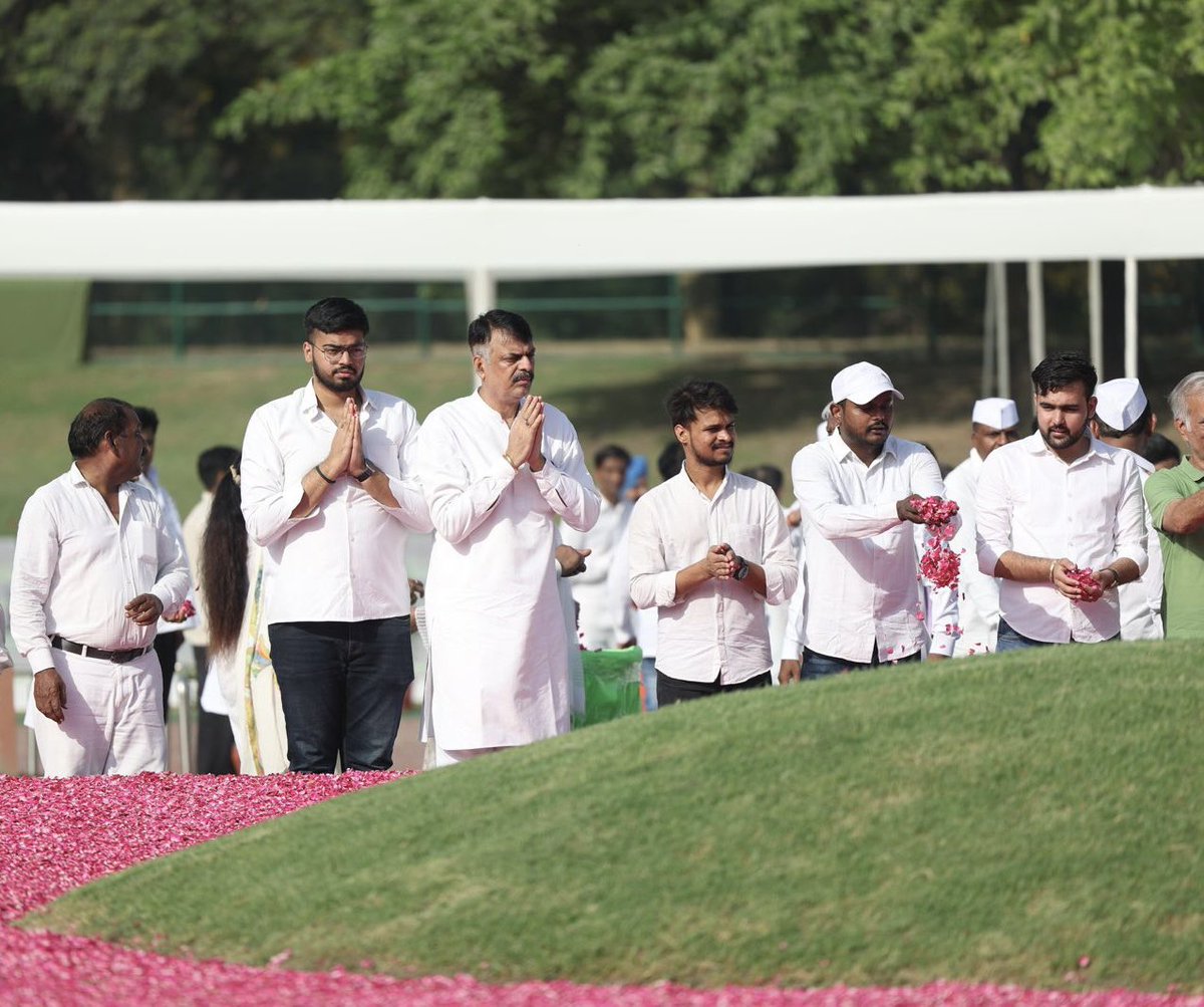 Rajvardhan440's tweet photo. आज शांति वन, दिल्ली में पापा @RajeshThakurINC जी एवं NSUI के साथियों के संग भारत के प्रथम प्रधानमंत्री हम सभी के आदर्श जवाहर लाल नेहरु जी के पुण्यतिथि पर उन्हें श्रद्धांजलि अर्पित कर नमन किया। https://t.co/aM8G2IK8U2