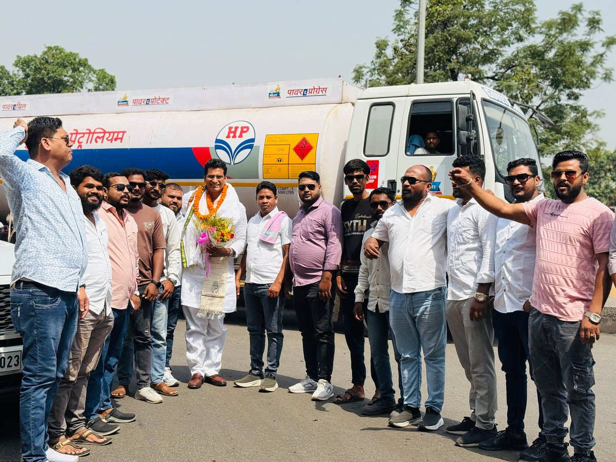 Devendra_1925's tweet photo. आज विश्रामपुर जाते समय डूमर कछार में भाई बालेंद्र सिंह जी और युवा साथियों द्वारा मिले आत्मीय स्वागत और स्नेह ने संघर्ष की राह में नया उत्साह भर दिया।
आपका अपनापन और समर्थन हमेशा ऊर्जा देने वाला है। हृदय से आभार । https://t.co/Yh4Yh5bGKl