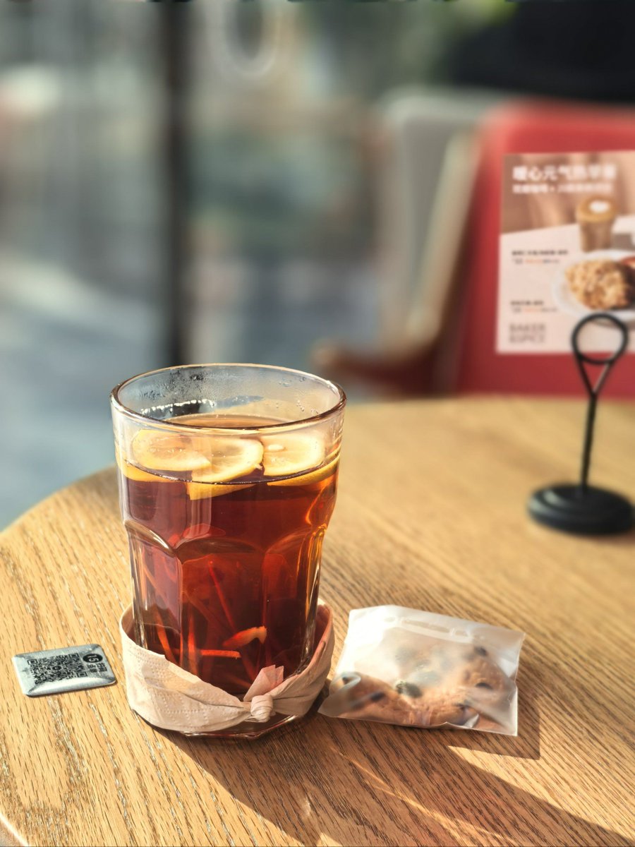 farhangmalek's tweet photo. Just whipped up a 5-minute iced honey lemon ginger tea—perfect for this cool rainy day!  Fresh ginger, lemon slices, and a dash of honey over ice, so cozy and zingy. https://t.co/Q8ybYT0OSz