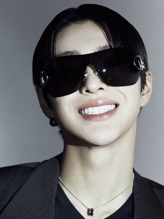 디.. tweet media