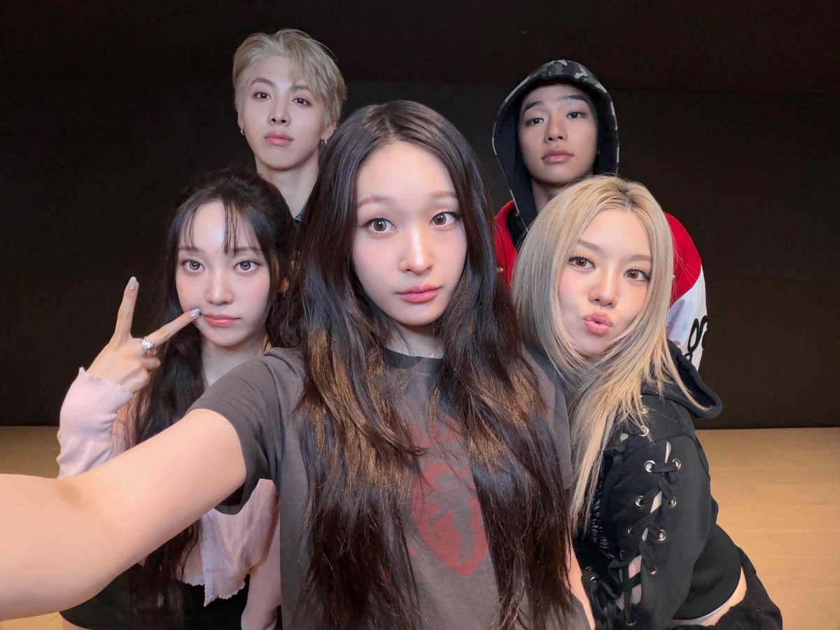 cxuldkeepup's tweet photo. DAY OFF Special Reward 🖤
올데프 완전체 셀카 달콤하다 https://t.co/YLjrhpe6SW