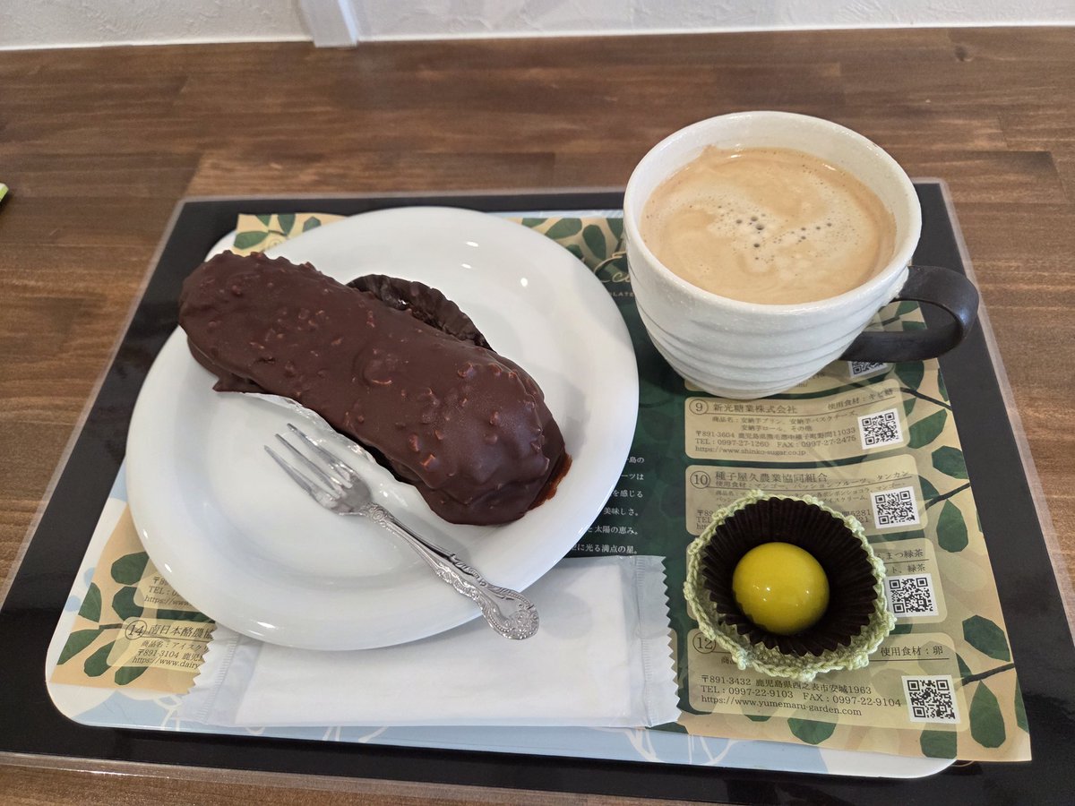 cybercyclist's tweet photo. 次はオンデマバスで教えてもらった種子島クラフトチョコ ショコラドエークラへ。巨大なエクレアと柚子チョコとコーヒー。エクレアはガワのチョコにカリッカリのナッツが入っていて、中身もチョコクリーム。柚子はトロッとした中身が確かに柚子風味。 https://t.co/vjk3XqlF9s