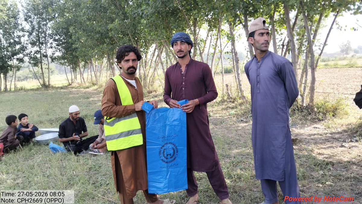 YarMKNiazi's tweet photo. عیدالاضحیٰ کے موقع پر حکومت خیبرپختونخوا کی ہدایات پر محکمہ بلدیات کے زیرِ نگرانی قربانی کے جانوروں کی آلائشوں کو بروقت اور بہتر انداز میں ٹھکانے لگانے کیلئے عوام میں خصوصی پلاسٹک بیگز تقسیم کیے گئے ہیں۔

ان بیگز کا مقصد عید کے دوران صفائی ستھرائی کے نظام کو مزید مؤثر بنانا ہے، تاکہ آلائشوں اور دیگر فضلے کو ان بیگز میں محفوظ کرکے مقررہ مقامات تک پہنچایا جاسکے، جہاں متعلقہ عملہ انہیں بروقت اٹھا کر مناسب طریقے سے تلف کرے گا۔

یہ خصوصی پلاسٹک بیگز مختلف ٹی ایم ایز کی زیرِ نگرانی شہری و دیہی علاقوں میں تقسیم کیے گئے ہیں تاکہ ہر سطح پر صفائی کے بہترین انتظامات یقینی بنائے جاسکیں۔

حکومت خیبرپختونخوا عوام کو صاف، صحت مند اور بہتر ماحول کی فراہمی کیلئے عملی اقدامات جاری رکھے ہوئے ہے۔