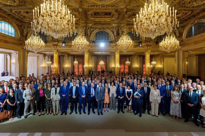 BitcoinPolicyFr's tweet photo. Électrifier la France : oui. Mais avec quels consommateurs ?

La mobilisation nationale autour de l’électrification est annoncée.

Quelquechose dans le logiciel a changé. Désormais, augmenter la part de l’électricité bas-carbone dans notre économie n’est pas un problème en soi. Enfin on s'éloigne de l'idée incomplète "la meilleure énergie est celle que l'on ne consomme pas".

Il était temps car c’est une condition de notre souveraineté énergétique.

Mais un plan d’électrification ne peut pas seulement être une addition d’équipements : véhicules électriques, pompes à chaleur, bornes de recharge, chaudières électriques, fours, sites industriels.

Il doit aussi répondre à une question plus structurelle :

le cadre français permet-il l’émergence de consommateurs électriques adaptés au fonctionnement réel du système ?

Début avril, l’INBi publiait une note de contribution intitulée : “La pièce manquante du plan d’électrification”.

Notre constat est le suivant. Le débat public distingue aujourd’hui deux sujets essentiels : électrifier les usages existants et rendre cette nouvelle demande pilotable.

Mais il oublie une troisième catégorie : la demande flexible additionnelle.

Une charge flexible additionnelle n’est pas un consommateur classique que l’on rend un peu plus pilotable. C’est une charge dont la flexibilité est la raison d’être.

Elle ne demande pas une fourniture ferme 24h/24.

Elle consomme lorsque l’électricité bas-carbone est abondante, puis s’efface immédiatement lorsque le système en a besoin.

La distinction est fondamentale.

Piloter une pompe à chaleur ou une recharge de véhicule électrique, c’est rendre flexible une demande existante.

Permettre l’apparition d’une charge flexible additionnelle, c’est donner un débouché à une électricité qui, autrement, serait écrêtée ou modulée; sans valeur économique.

RTE documente déjà que les flexibilités journalières et les batteries peuvent améliorer l’exploitation du système, mais ne suffisent pas à traiter les enjeux économiques d’un épisode de surcapacité.

Le sujet n’est donc pas de subventionner une technologie.

Il est plus simple : ne pas traiter une charge interruptible comme un consommateur permanent.

Raccordement, TURPE, accise, règles d’effacement : notre cadre a été conçu pour des consommateurs qui demandent de la puissance ferme. Il n’est pas encore adapté aux charges capables de consommer uniquement en période de surplus et de disparaître en cas de tension.

L’électrification de la France ne réussira pas seulement en ajoutant des équipements électriques.

Elle réussira si nous faisons émerger les bons profils de consommation : bas-carbone, additionnels, interruptibles et contrôlables.

Lien vers notre note de contribution "La pièce manquante du plan d’électrification" en commentaire. 

C'est Versailles ici ! Mais pas 24h/24.