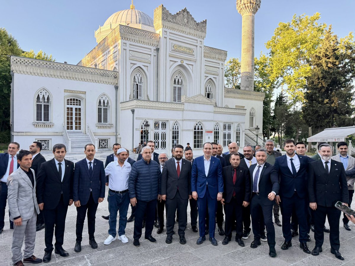 gencrefah's tweet photo. Genel Başkanımız Dr. Fatih Erbakan, bayram namazını İstanbul Yıldız Hamidiye Camii’nde kılarak vatandaşlarımızla bayramlaştı. https://t.co/Gnf758dIIN