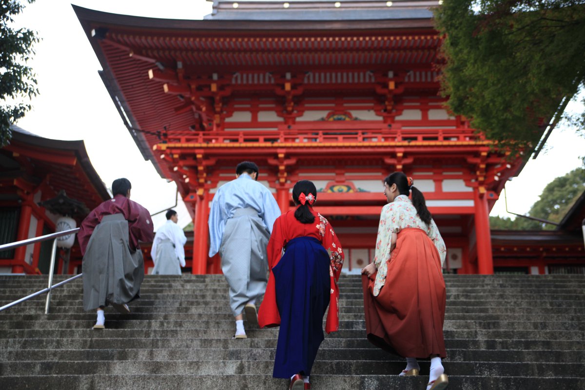 otsu_koho's tweet photo. ／
5月27日は百人一首の日🌸
＼

1235年の今日、小倉百人一首が完成👘

大津の ＃近江神宮 では、百人一首第1番を詠んだとされる天智天皇を祀っており、かるたの聖地として知られています😳

現在では『＃ちはやふる』や『＃成瀬は天下を取りにいく』の聖地にもなっています⛩️
https://t.co/iTAQoi1MJR https://t.co/rszzd51SeP