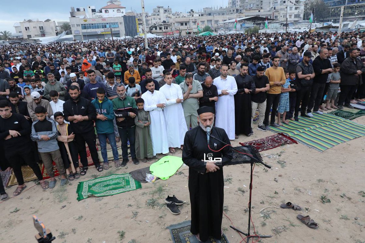 islamasalya88's tweet photo. 📸📍 Her şeye rağmen Gazze'nin kuzeyinde bayram namazı.. https://t.co/3VldK0HjFj