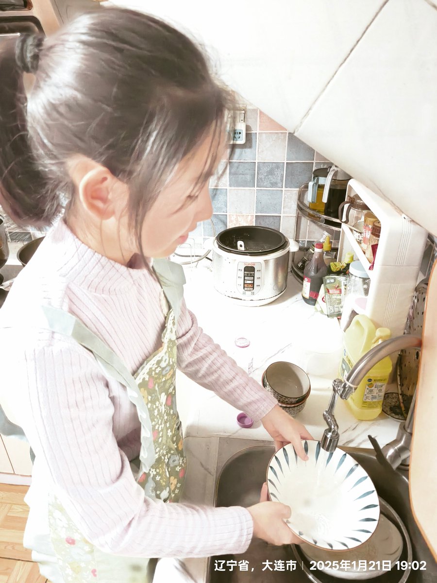 TakenLayzie's tweet photo. Tiny chef time! My little helper and I made rainbow fruit skewers—she insisted on arranging each piece herself!  Great way to get messy and make sweet memories together!， https://t.co/IognKUPfLl