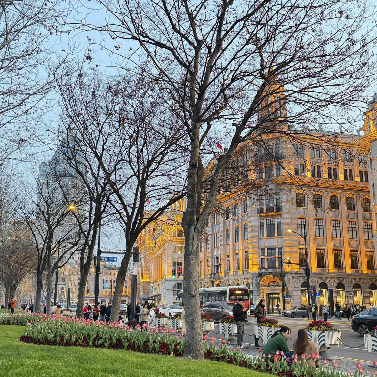 mewithhome's tweet photo. อยากแนะนำที่แรกคือ the bund บรรยากาศดีแบบต้องไปให้ได้ครั้งนึง มุมถ่ายรูปเยอะ ถ้าถ่า���รูปไม่เก่งเค้ามีตากล้องจีนพร้อมบริการเราอยู่ทุกจุด ไปนั่งมองวิวเฉยๆยังได้เลย ㅜ-ㅜ🫶🏻 https://t.co/4DCHiOHknZ