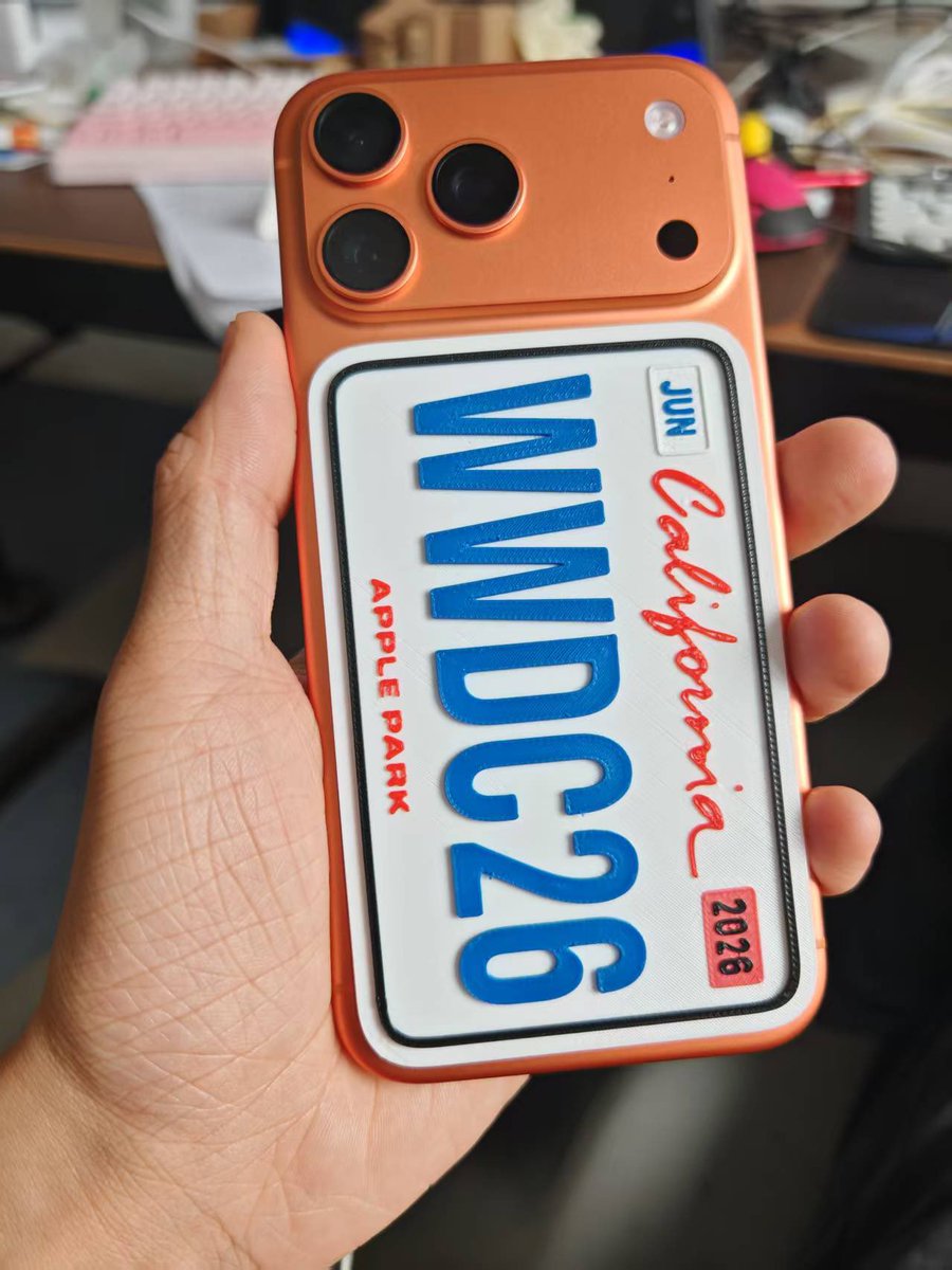 hhhh_wang's tweet photo. 好消息，WWDC26的sticker做了冰箱贴和MagSafe版本。
坏消息，Apple改图了… https://t.co/J5I6SKTaRL