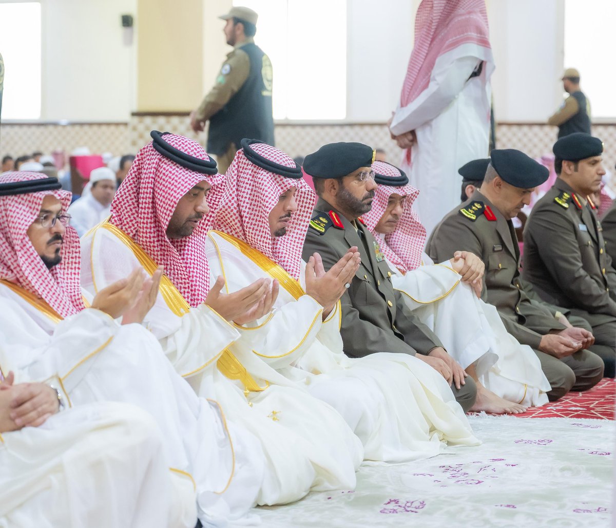 Emara_Albaha's tweet photo. سمو الأمير فهد بن سعد نائب أمير منطقة #الباحة يؤدي صلاة #عيد_الأضحى المبارك مع جموع المصلين في جامع الملك فهد بمدينة الباحة.

#إمارة_منطقة_الباحة https://t.co/ejb0Q6sKQy