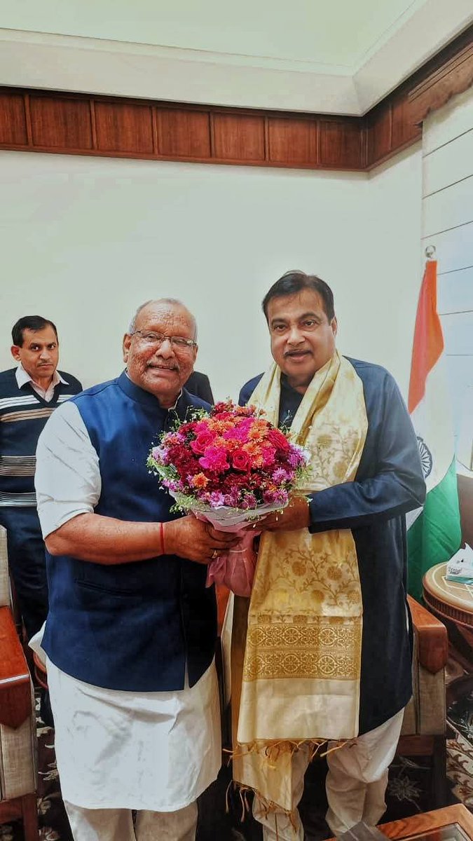 tarkishorepd's tweet photo. विश्वस्त, कर्मठ और राष्ट्र-निर्माण को समर्पित जननेता, केंद्रीय सड़क परिवहन एवं राजमार्ग मंत्री आदरणीय  श्री @nitin_gadkari जी को जन्मदिवस की अनंत शुभकामनाएं! 🎉💐
​आपके अप्रतिम नेतृत्व और दूरदर्शी सोच के कारण आज भारत इंफ्रास्ट्रक्चर और आधुनिक सड़कों के निर्माण में वैश्विक कीर्तिमान स्थापित कर रहा है।

देश की प्रगति को नई गति देने की आपकी कार्यशैली हम सभी के लिए अत्यंत प्रेरणादायी है।
​ईश्वर से आपके उत्तम स्वास्थ्य, सुदीर्घ और यशस्वी जीवन की मंगलकामना करता हूँ।

#NitinGadkari #HappyBirthdayNitinGadkari #TarkishorePrasad #InfraManOfIndia #BirthdayWishes #Development #Bihar