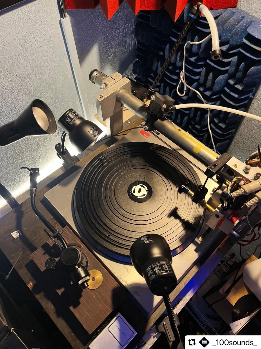 _100SOUNDS_'s tweet photo. レコード・カッティングスタジオ
【Altphonic Studio】 @altphonic 
の代表である山根さんによってカッティングされたレコード😂

同スタジオでは、レコードの音を確認するためのリスニング針として、100SOUNDSの「RC-AL100（Made in Japan）」をご導入いただいています。 https://t.co/284WAJWprI