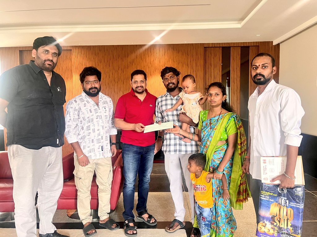 AIAFA_VIJAYAWAD's tweet photo. అల్లు అర్జున్ ఫ్యాన్స్ అసోసియేషన్ (AAFA) ఉమ్మడి నల్గొండ జిల్లా వైస్ ప్రెసిడెంట్ కరంపూరి సతీష్‌కు AAFA ఆర్థిక సహాయం అందించింది.

నక్షిత ఆరోగ్య పరిస్థితి గురించి తెలుసుకున్న AAFA కార్యాలయం, ఆమె వైద్యం మరియు వైద్య ఖర్చుల కోసం ₹1,50,000 ఆర్థిక సహాయాన్ని అందించింది.
@AAFAOnline https://t.co/XtCFESuSCM