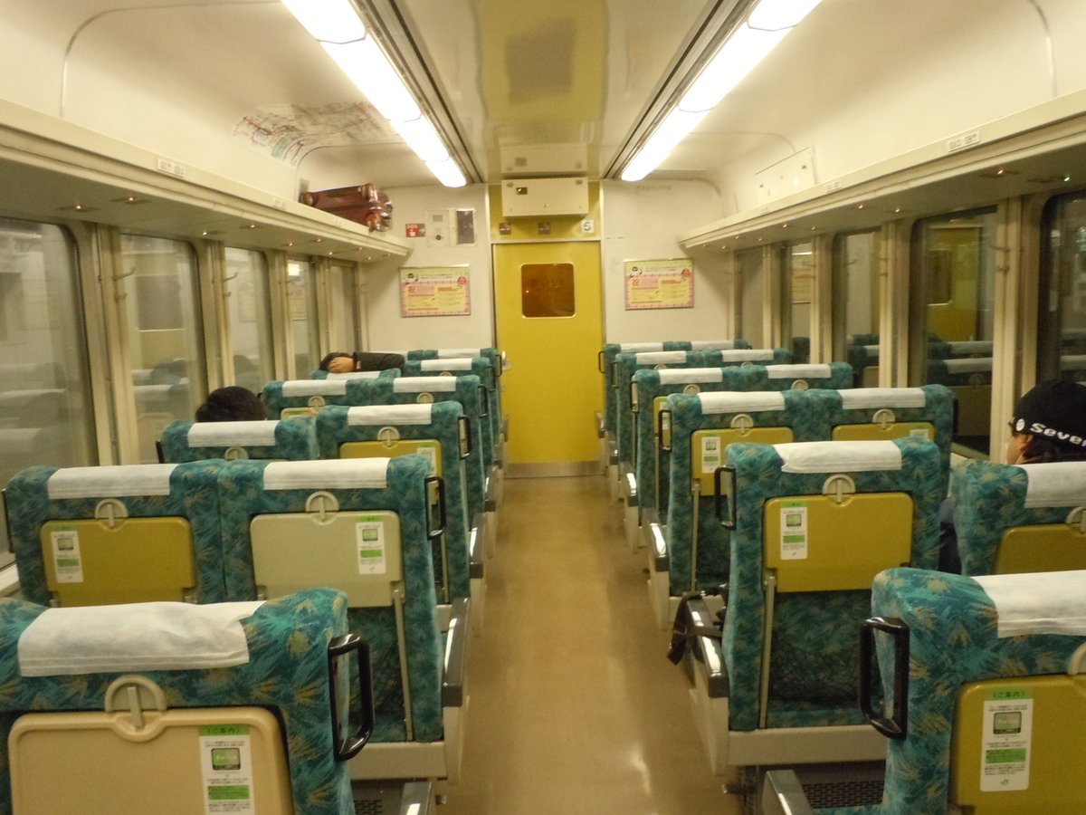 east_japan's tweet photo. 211系の平サロが話題になってるようで…
リクライニングシートと小窓がずらっと並ぶ様は普通列車用というより急行列車っぽさを感じてしまった。 https://t.co/Ga2Z4z8ix7