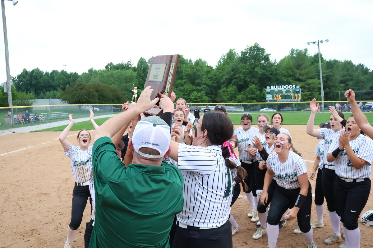NevaehDillon23's tweet photo. Sectional Champs! Onto Regionals on 6/2 @ Home! So proud of this team!
G1: 5IP 4H 2R 2ER 7K 4BB
G2: 5IP 2H 1R 0ER 3K 0BB

@OhioStingrays09
@ChrisUlrey @CoachjBarley @Beirne_10 @IUINDY_SBALL @MonroviaSports @MonroviaSoftbal @rothrock03 https://t.co/0Y67RReBeM