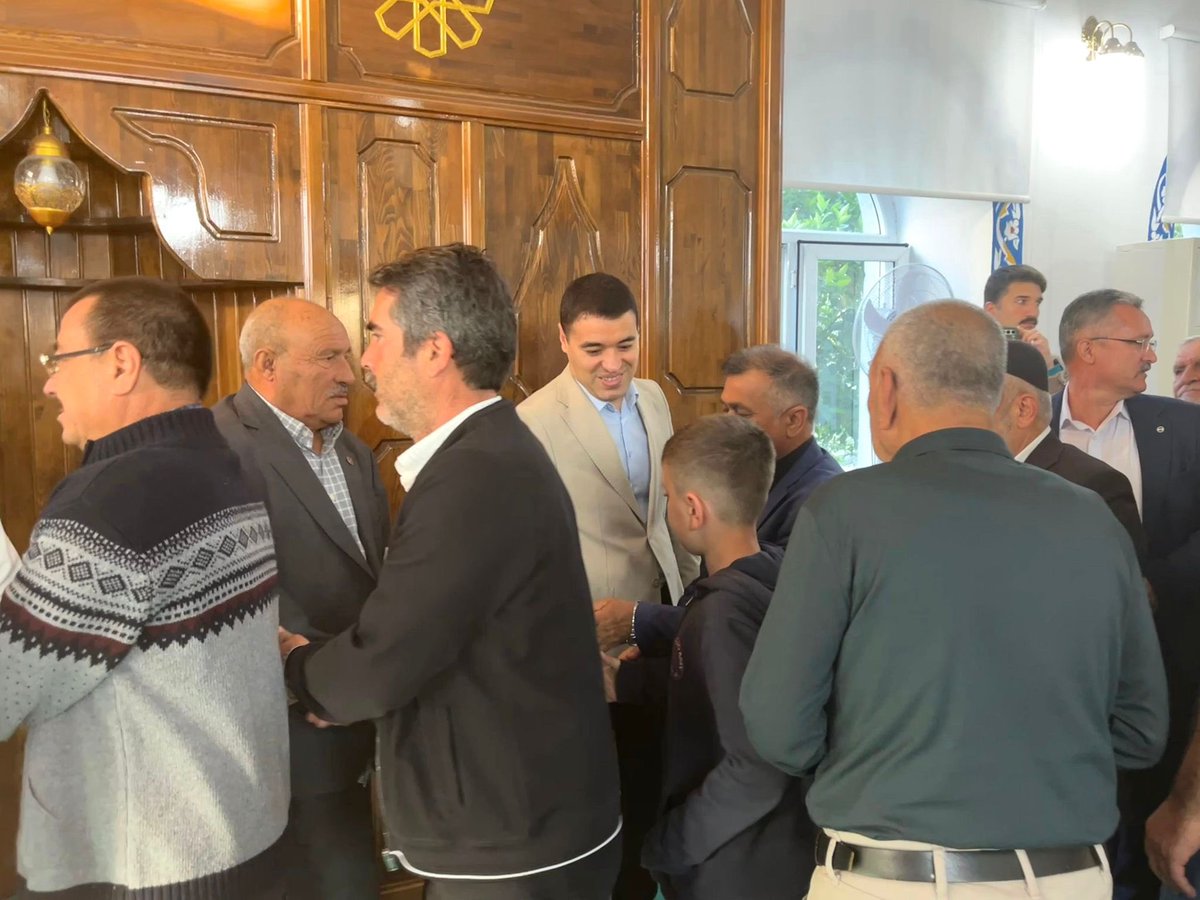 TKaymakamligi's tweet photo. Kaymakamımız Volkan ÖZER, Kurban Bayramı Namazını Toprakkale Merkez Çarşı Camii’nde eda etti. Kılınan namazın ve okunan hutbenin ardından cemaatle tek tek bayramlaşan Kaymakamımız, cami çıkışında vatandaşlarla bir süre sohbet etti, bayramlarını kutladı. 

https://t.co/BVT7EWl2lr https://t.co/bPmCauJ1kw