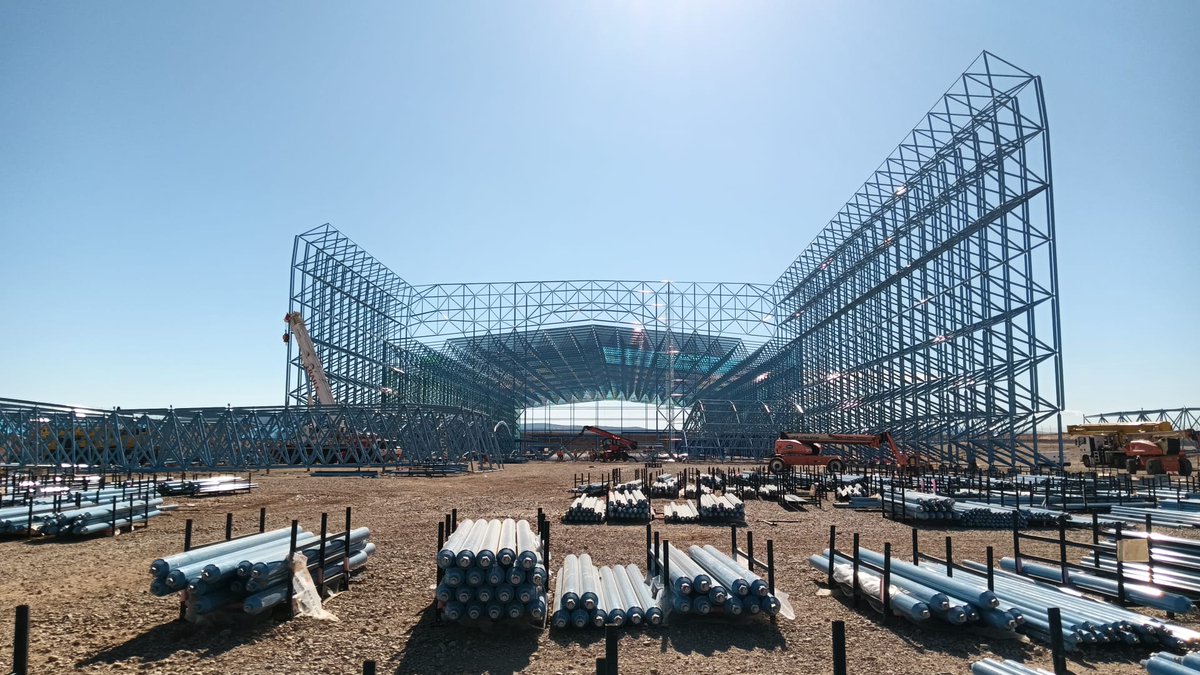 aeropuerteruel's tweet photo. El aeropuerto de Teruel levanta un hangar para dirigibles único en Europa con casi 40 millones de euros de inversión, explica la subcontrata de estructuras #abante en el @aeropuerteruel https://t.co/y3tEHrYsIK vía @La_SER https://t.co/1RFaKUtsmQ