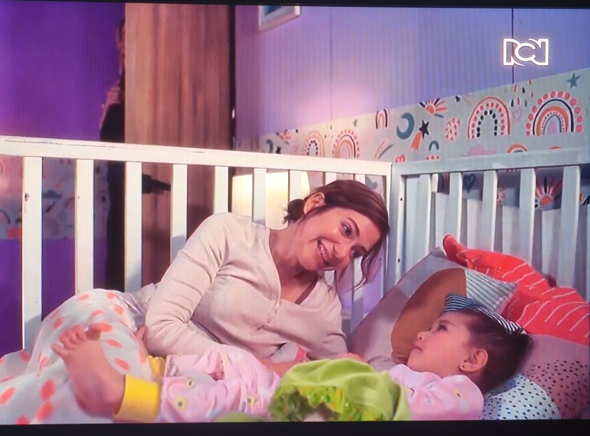 MariArizaC's tweet photo. 😭 Qué capítulo tan profundo de #LasDeSiempre Habló de la muerte sin morbo, sin exageración, desde el amor, la gratitud y el perdón. Me dejó llorando, pero también con una paz difícil de explicar. Qué serie tan necesaria. @DianaWiswell  hermoso personaje te has hecho 👏🏻💕 https://t.co/ysu5ZiOdSM