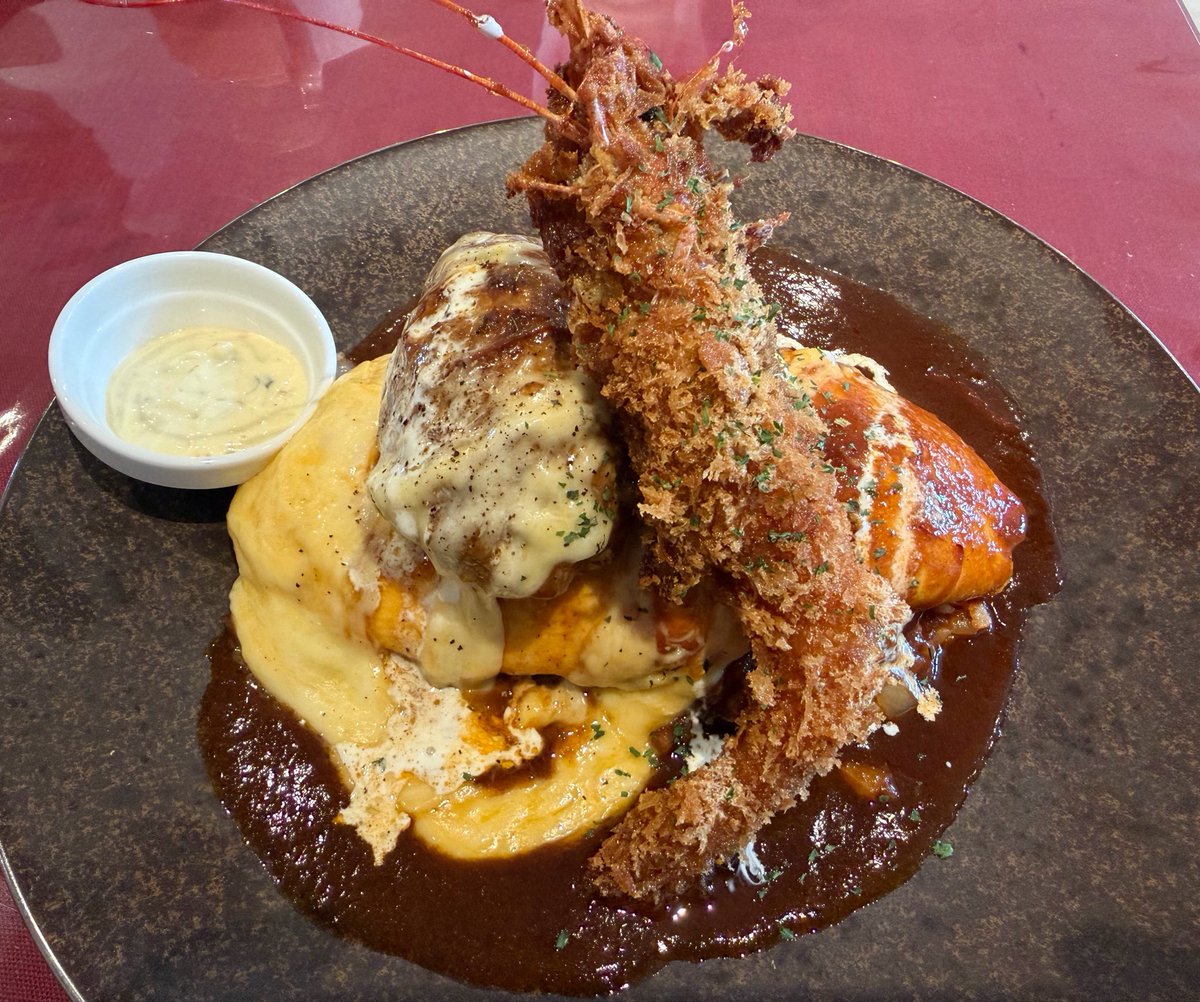 __murachi__'s tweet photo. ランチしようとした店が混んでたので少し足を運んでバナナマンのせっかくグルメに出て来た、公津の杜のモリキチさんにてランチ
夢盛りオムライスを食した、エビフライって何処まで食べるのか正解なのかいまだに分からないがとりあえず頭以外は食べて腹一杯になったぜ https://t.co/BJ1gb3lJp8