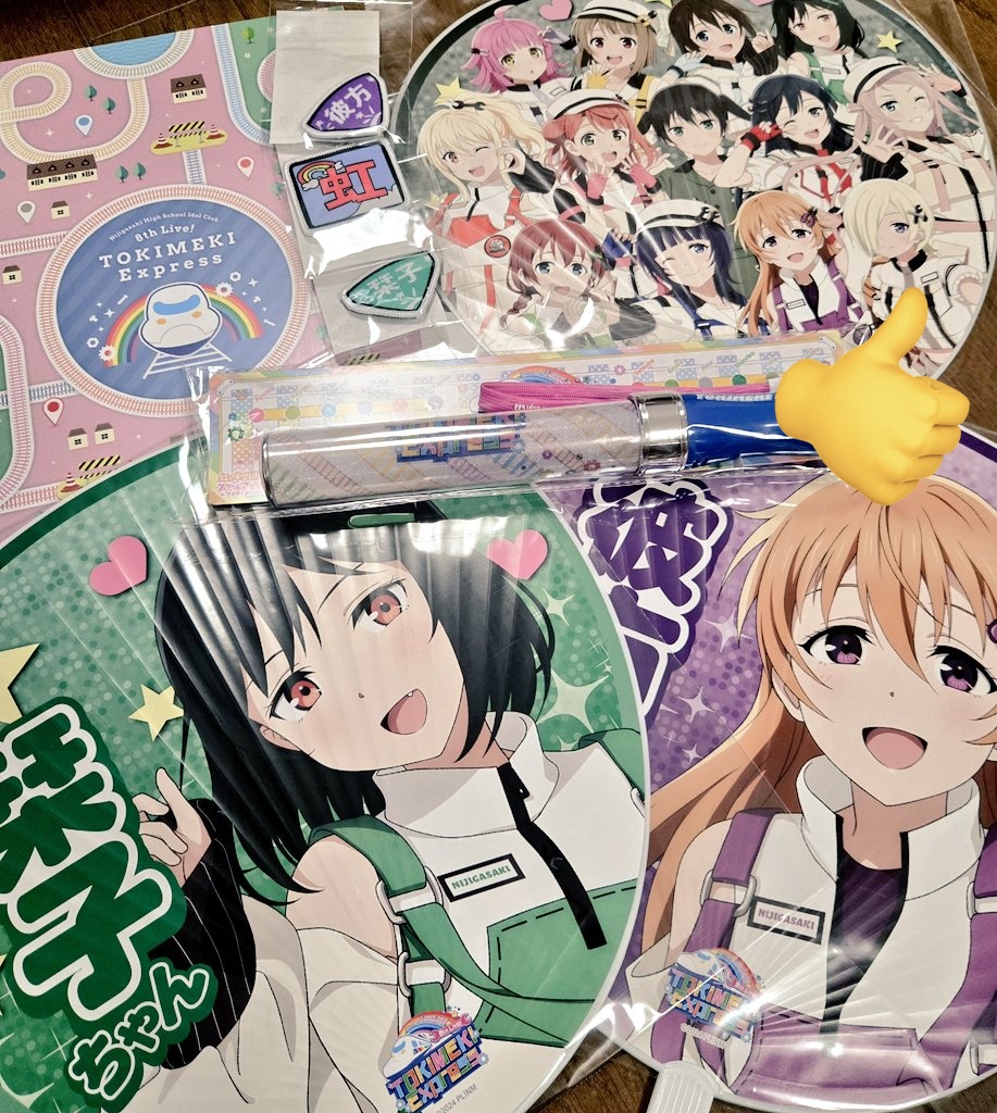 アキページです❤️ 配信中に届いた8thグッズ🌈うちわが思ってた何倍も大きい👀 ラブライブ